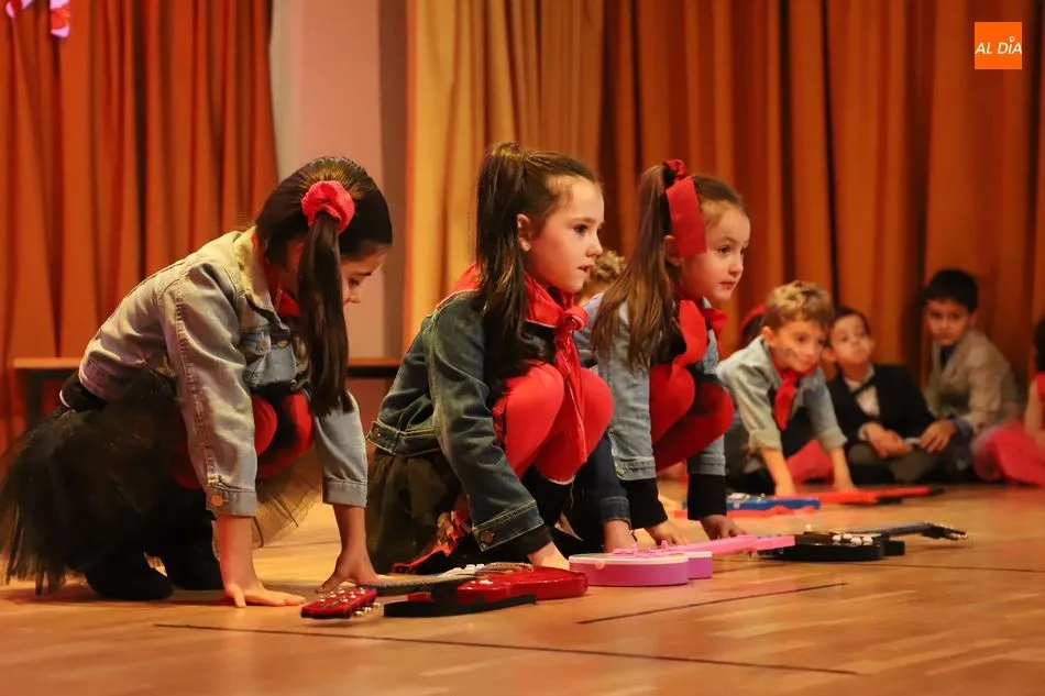 Foto 8 - El Colegio San Juan Bosco celebra su festival de Navidad