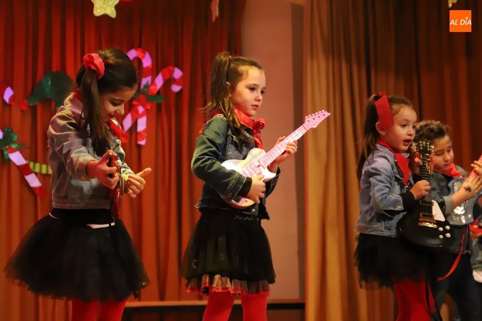 Foto 3 - El Colegio San Juan Bosco celebra su festival de Navidad