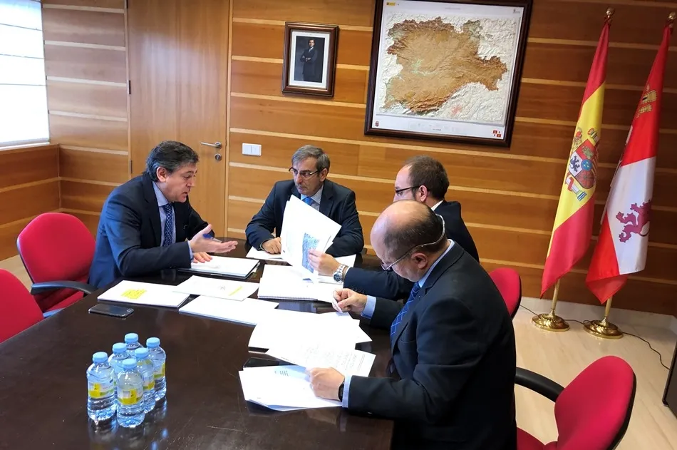Foto 2 - Marcos Iglesias mantiene un encuentro con el viceconsejero de Fomento de la Junta  