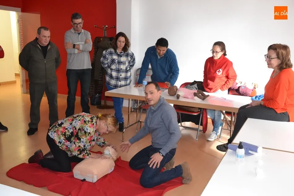 Foto 2 - Cruz Roja imparte un curso de Reanimaci&oacute;n Cardiopulmonar  