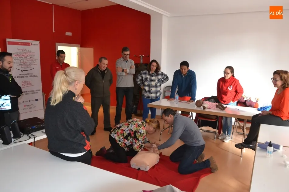 Foto 4 - Cruz Roja imparte un curso de Reanimaci&oacute;n Cardiopulmonar  
