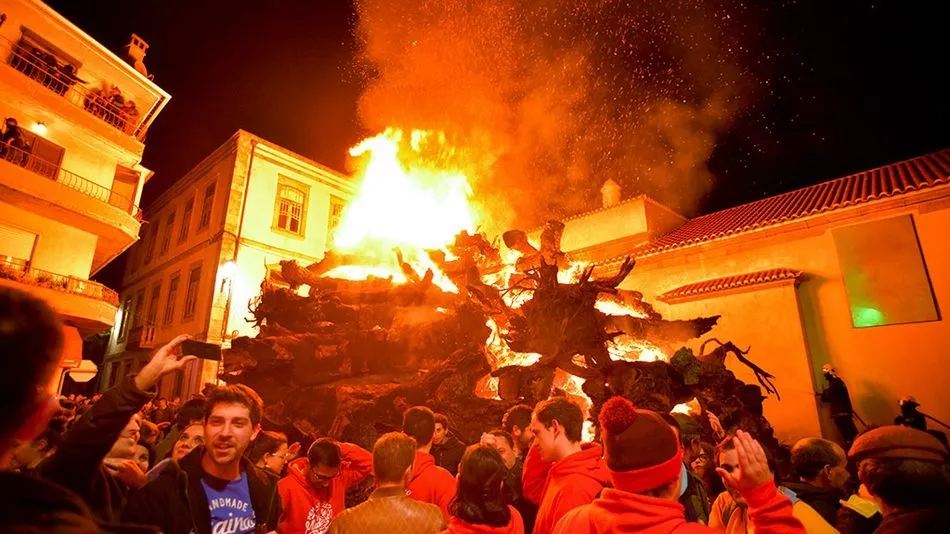 El ‘Madeiro’ invita a la convivencia en la calle durante toda la noche/ RMG y CMP