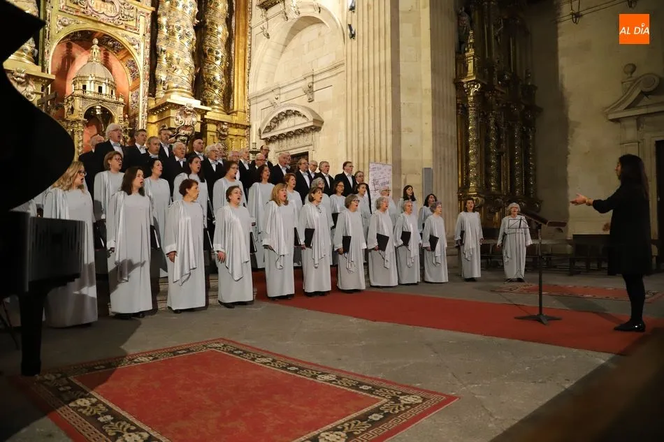 Foto 6 - El Coro Francisco Salinas ofrece un imponente concierto en la Clerec&iacute;a