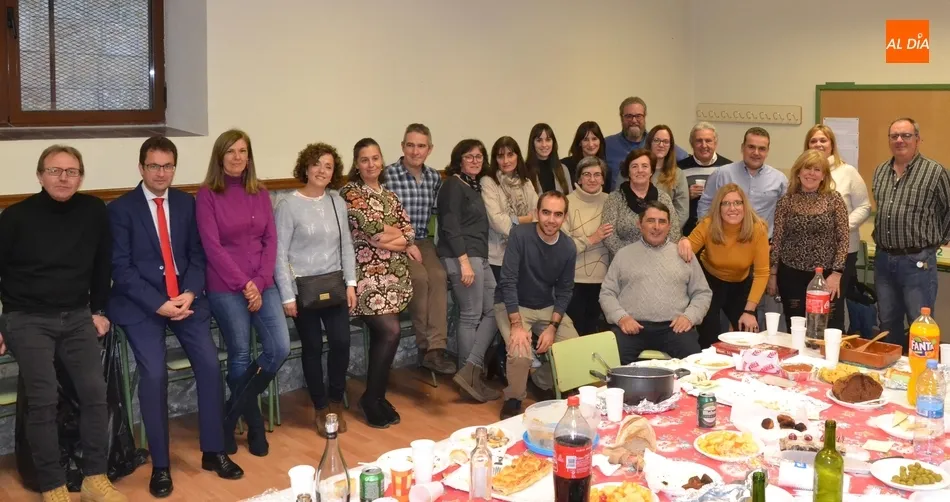 Foto 7 - La Escuela de Idiomas da la bienvenida a la Navidad con una gran comida-merienda  