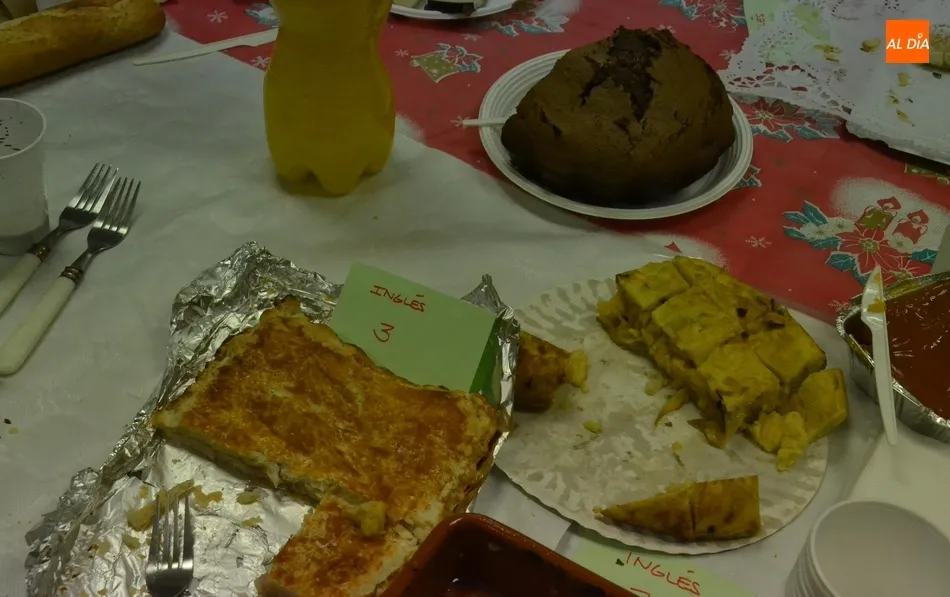 Foto 4 - La Escuela de Idiomas da la bienvenida a la Navidad con una gran comida-merienda  