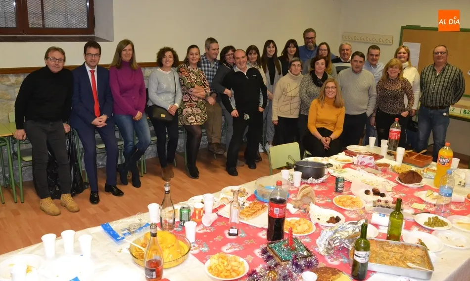 Foto 6 - La Escuela de Idiomas da la bienvenida a la Navidad con una gran comida-merienda  
