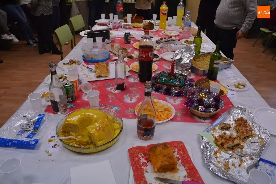 Foto 2 - La Escuela de Idiomas da la bienvenida a la Navidad con una gran comida-merienda  