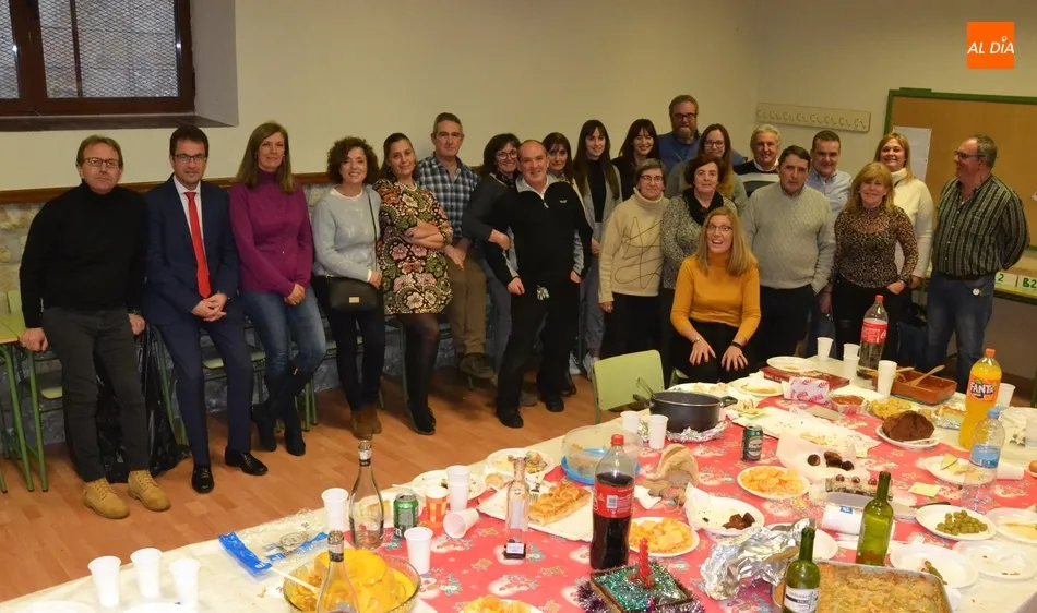 La Escuela de Idiomas da la bienvenida a la Navidad con una gran comida-merienda  