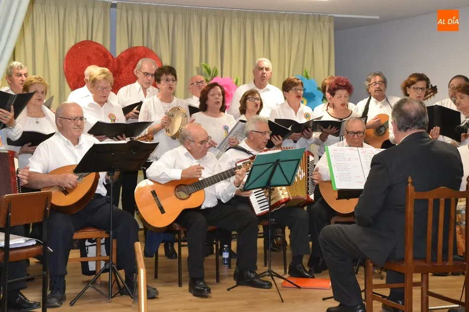 Foto 10 - La Rondalla Aires del &Aacute;gueda lleva el esp&iacute;ritu de la Navidad a la Residencia San Jos&eacute;  