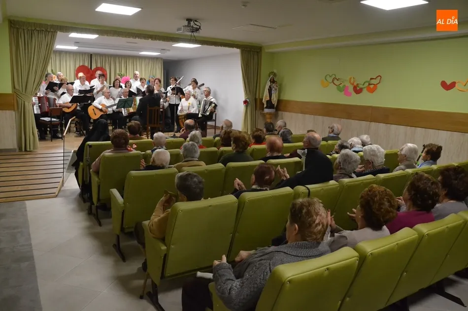 Foto 3 - La Rondalla Aires del &Aacute;gueda lleva el esp&iacute;ritu de la Navidad a la Residencia San Jos&eacute;  