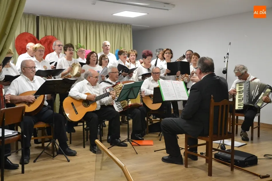 Foto 9 - La Rondalla Aires del &Aacute;gueda lleva el esp&iacute;ritu de la Navidad a la Residencia San Jos&eacute;  