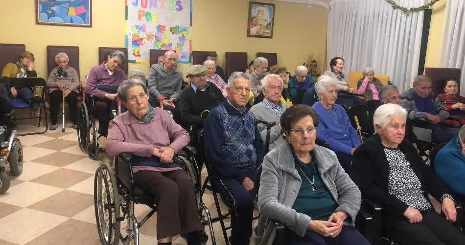 Foto 5 - Los residentes de Caracillo disfrutan de una actuaci&oacute;n del Coro de San Andr&eacute;s  