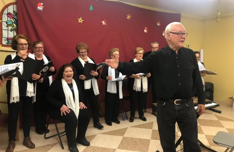 Los residentes de Caracillo disfrutan de una actuación del Coro de San Andrés  