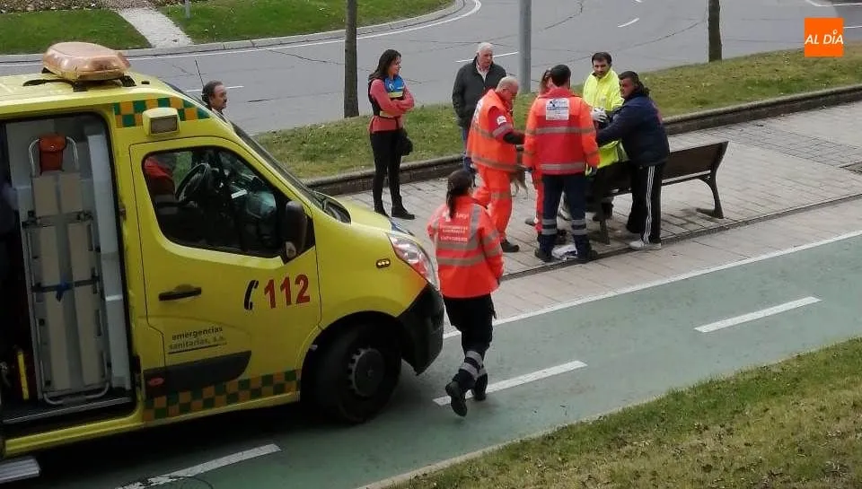Foto 3 - Movilizada una ambulancia por la ca&iacute;da de una un persona en la avenida de Salamanca