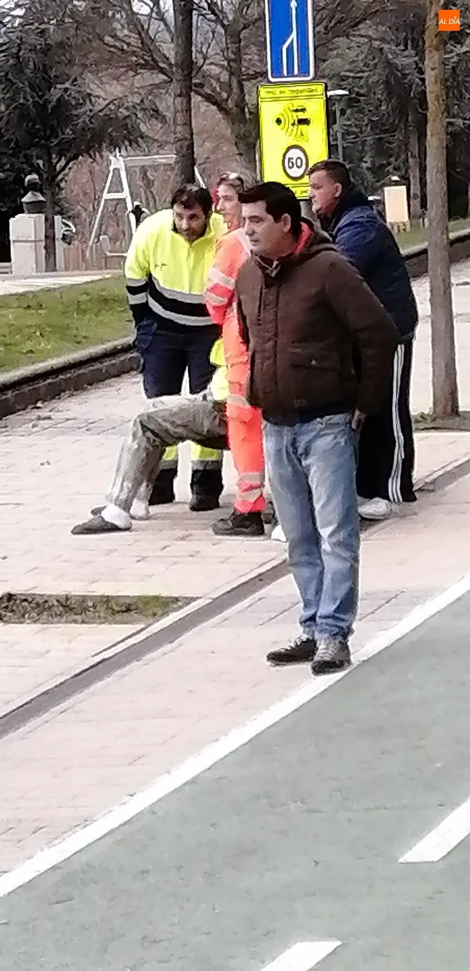 Foto 2 - Movilizada una ambulancia por la ca&iacute;da de una un persona en la avenida de Salamanca