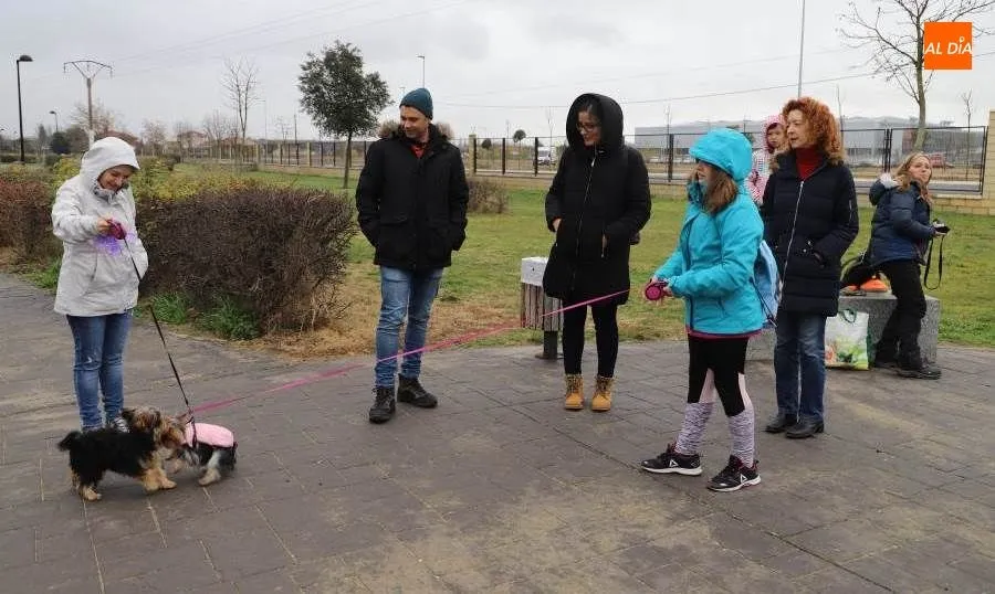 La concejala responsable de la Oficina de Bienestar Animal, Ana Suárez, junto a algunos de los participantes en este taller. Foto de Lydia González