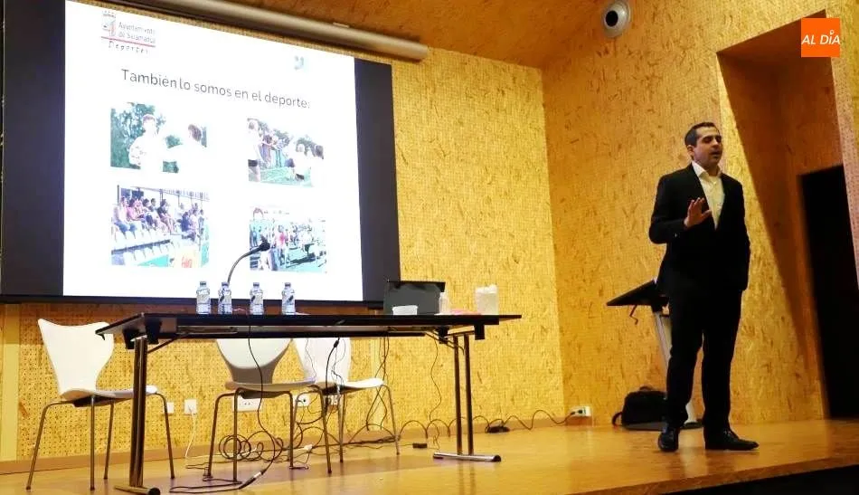 Charla ‘Entrenando a madres y padres’ en el Centro Julián Sánchez El Charro. Foto de Lydia González