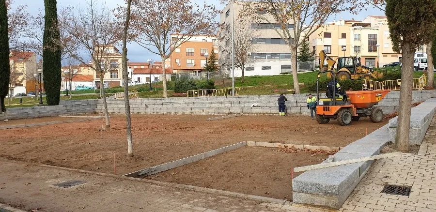 En primer lugar, se renovarán todos los juegos infantiles, cambiando la arena exterior por césped artificial e instalando nuevos elementos