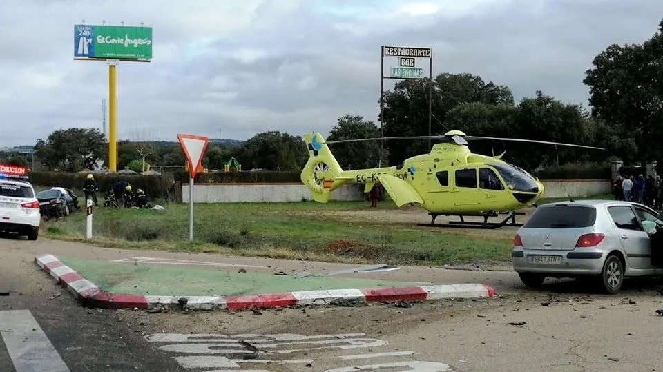 Foto 2 - Dos heridos tras la colisi&oacute;n de dos turismos en la entrada de la urbanizaci&oacute;n de la Rad