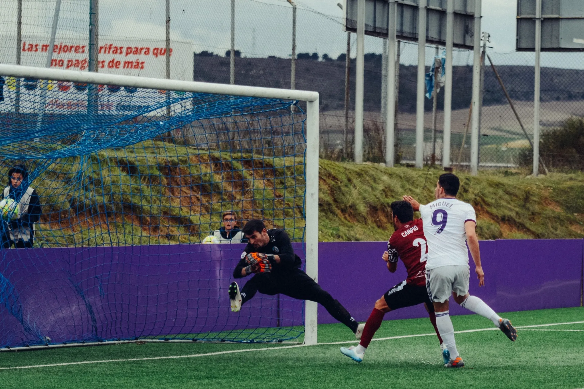 De la Fuente marca el primer gol del partido ante la oposición de Sotres y Carpio / TWITTER