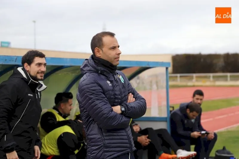 Ángel Sánchez, en el área técnica durante el encuentro / Lydia González