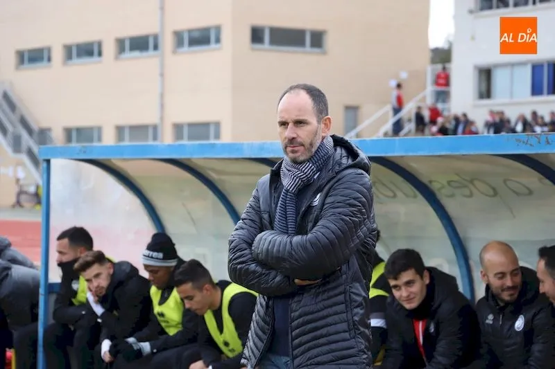 Jabi Luaces, durante el encuentro en el área técnica / Lydia González