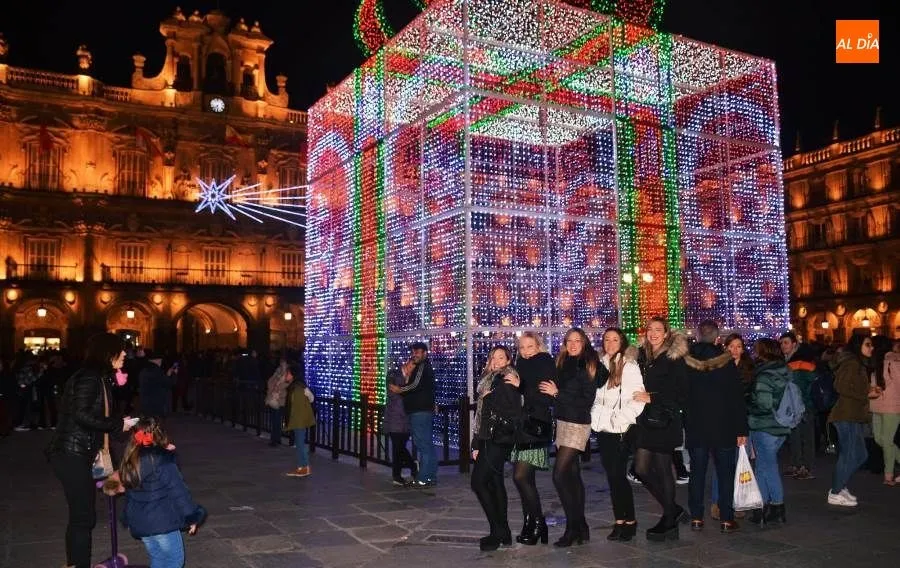 El gran cubo luminoso de la Plaza Mayor, un foco para todas las cámaras. Foto de Lydia González