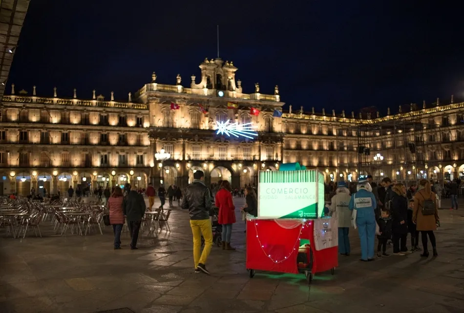 Foto 6 - La Plaza Mayor anuncia la Navidad con su gran regalo luminoso