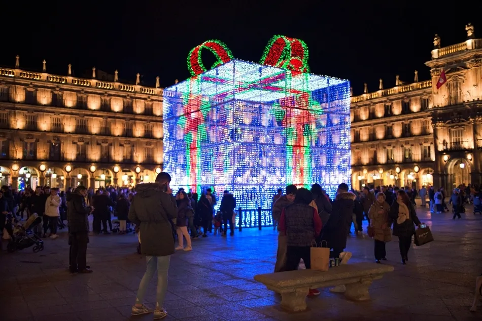 Foto 5 - La Plaza Mayor anuncia la Navidad con su gran regalo luminoso