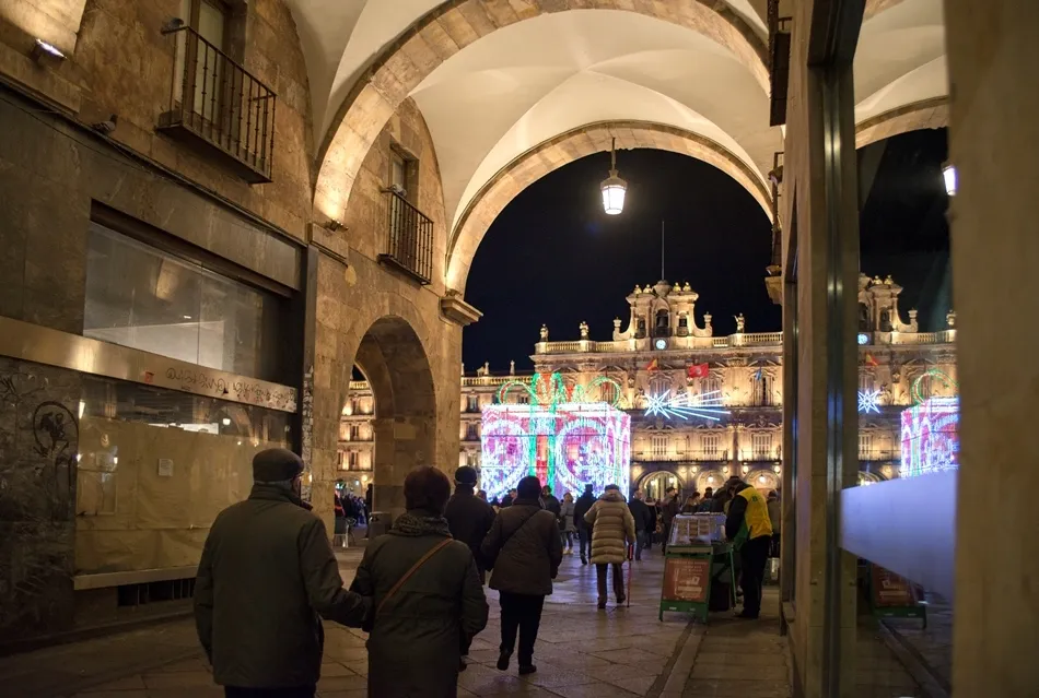 Foto 4 - La Plaza Mayor anuncia la Navidad con su gran regalo luminoso