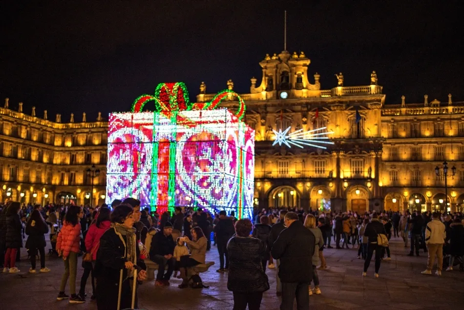 Foto 3 - La Plaza Mayor anuncia la Navidad con su gran regalo luminoso