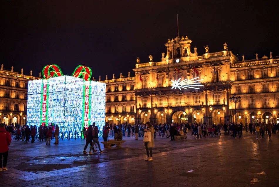 Gran regalo de Navidad que adorna la Plaza Mayor de Salamanca. Foto de Manuel Lamas