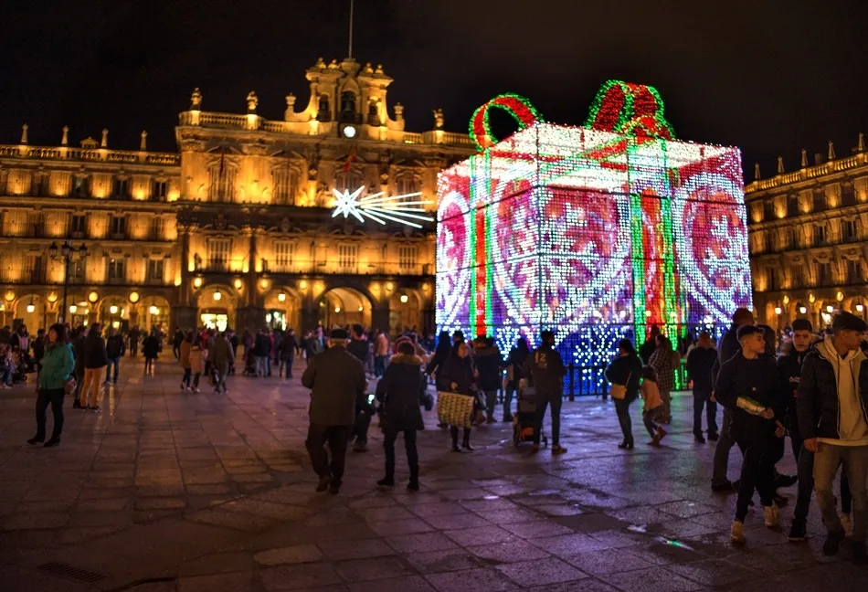 Foto 2 - La Plaza Mayor anuncia la Navidad con su gran regalo luminoso