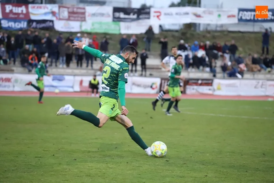 Foto 11 - El &lsquo;derbi de las necesidades&rsquo; a&uacute;pa a Unionistas y deja tocado al Guijuelo (2-1)