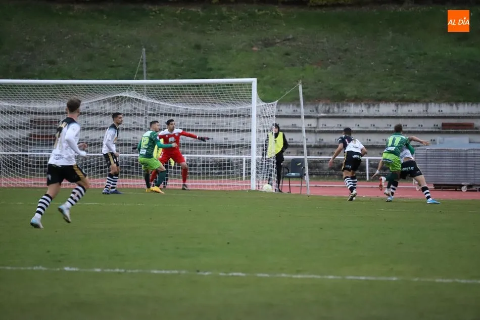 Foto 8 - El &lsquo;derbi de las necesidades&rsquo; a&uacute;pa a Unionistas y deja tocado al Guijuelo (2-1)
