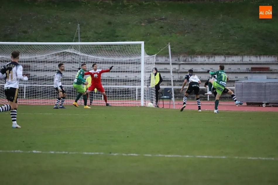 Foto 7 - El &lsquo;derbi de las necesidades&rsquo; a&uacute;pa a Unionistas y deja tocado al Guijuelo (2-1)