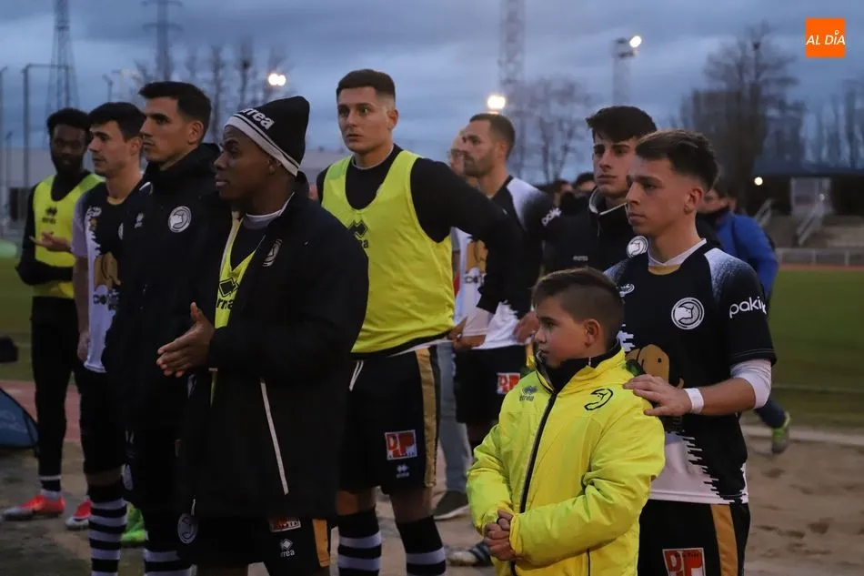 Foto 4 - El &lsquo;derbi de las necesidades&rsquo; a&uacute;pa a Unionistas y deja tocado al Guijuelo (2-1)