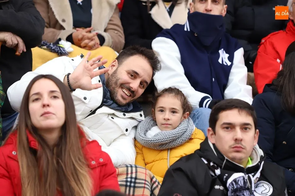 Foto 9 - La afici&oacute;n de Unionistas vence claramente en el derbi de las gradas