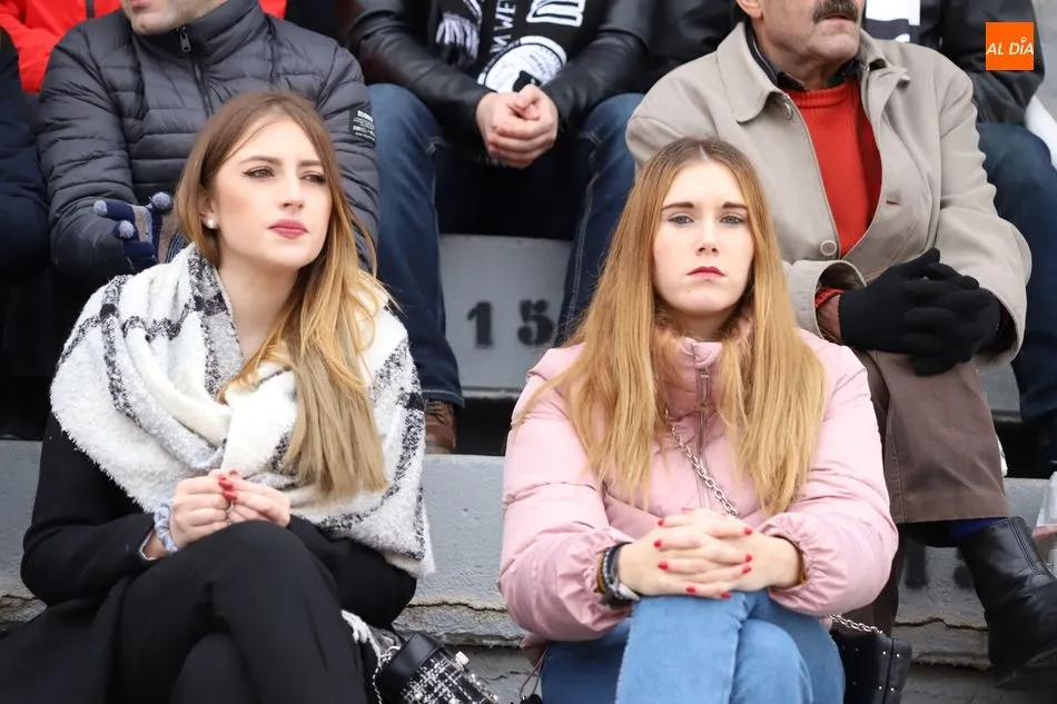 Foto 6 - La afici&oacute;n de Unionistas vence claramente en el derbi de las gradas