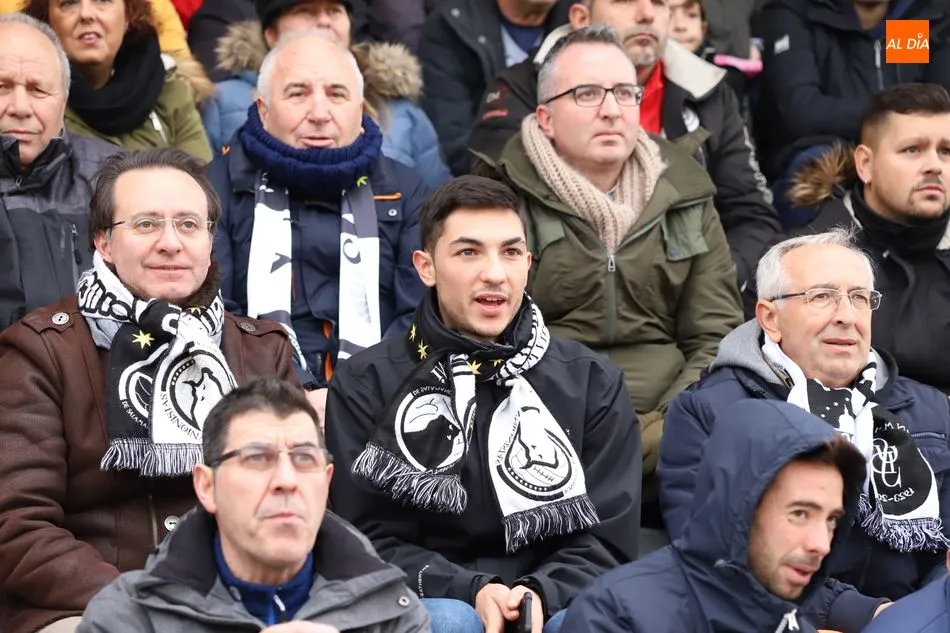 Foto 5 - La afici&oacute;n de Unionistas vence claramente en el derbi de las gradas