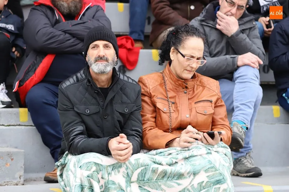 Foto 4 - La afici&oacute;n de Unionistas vence claramente en el derbi de las gradas