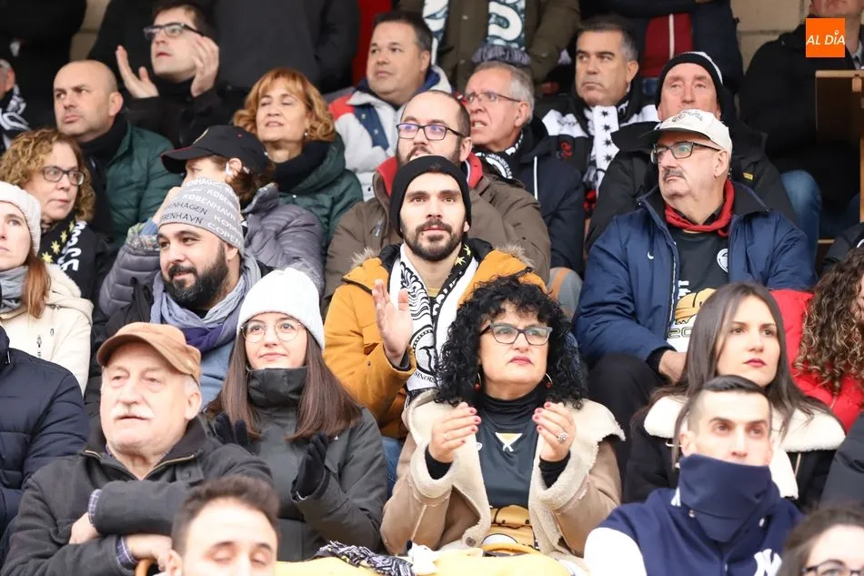 Foto 3 - La afici&oacute;n de Unionistas vence claramente en el derbi de las gradas