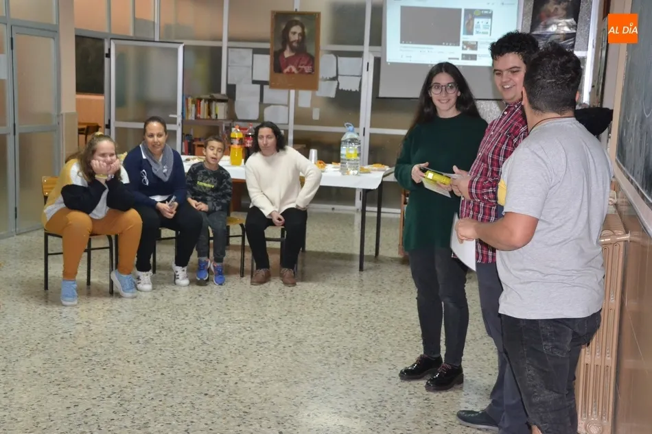 Foto 6 - La Parroquia de San Crist&oacute;bal calienta la llegada de la Navidad con una fiesta de familias  