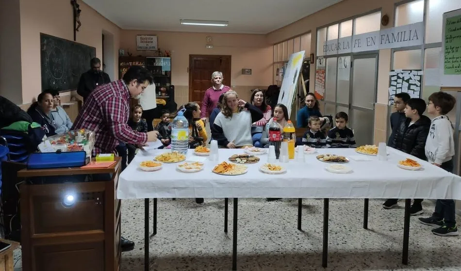 Foto 3 - La Parroquia de San Crist&oacute;bal calienta la llegada de la Navidad con una fiesta de familias  