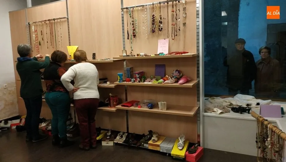 Mercadillo de ropa de fiesta y complementos de segunda mano organizado por Amdeve