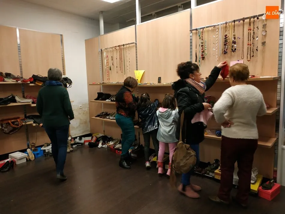 Foto 5 - &Uacute;ltimo d&iacute;a del mercadillo de Ropa de Fiesta de Amdeve con todo a mitad de precio