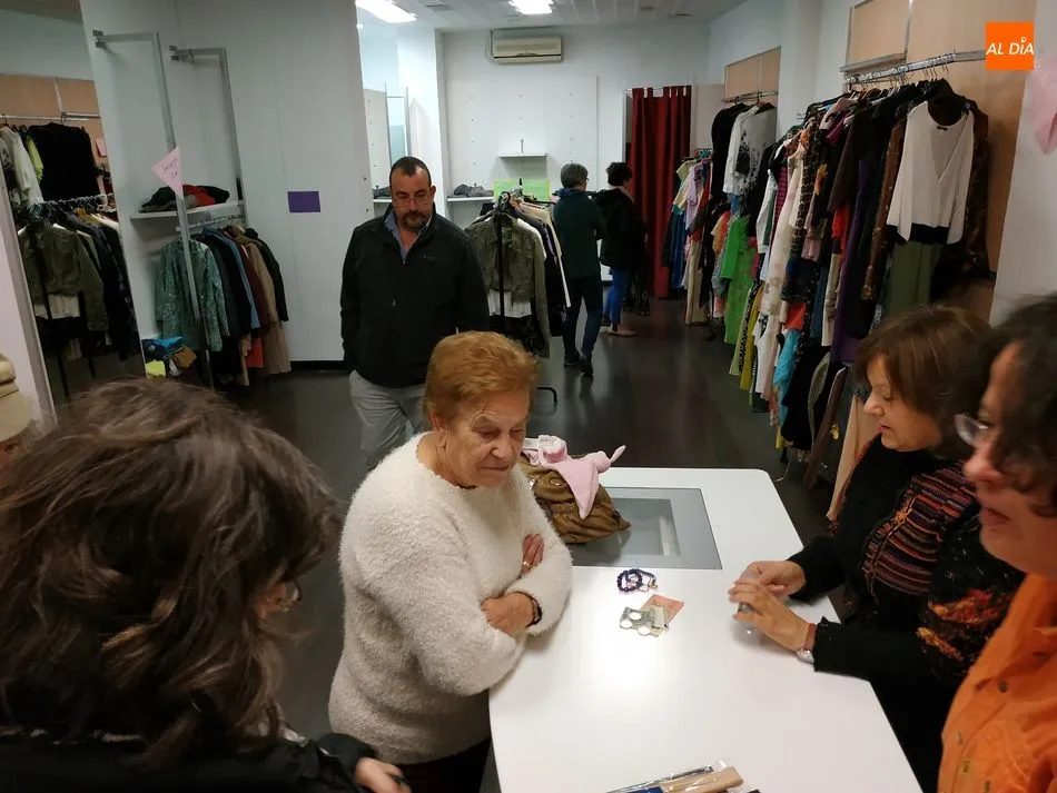 Foto 4 - &Uacute;ltimo d&iacute;a del mercadillo de Ropa de Fiesta de Amdeve con todo a mitad de precio