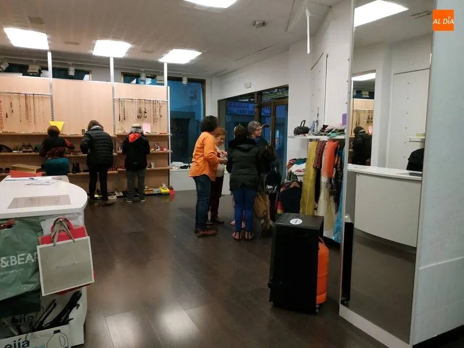 Foto 2 - &Uacute;ltimo d&iacute;a del mercadillo de Ropa de Fiesta de Amdeve con todo a mitad de precio
