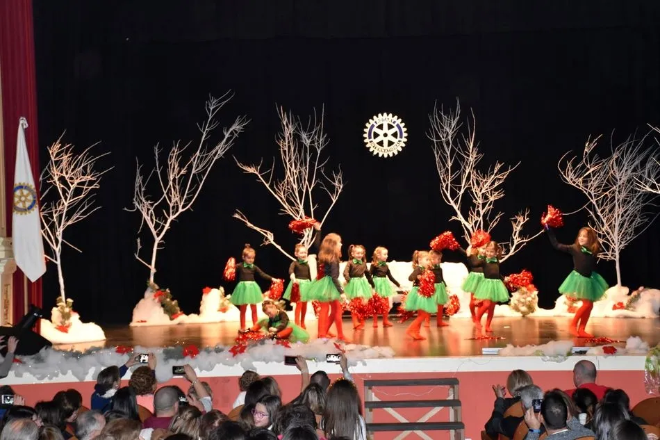 Foto 4 - M&aacute;s de 400 espectadores asisten al festival de Navidad de Rotary Club