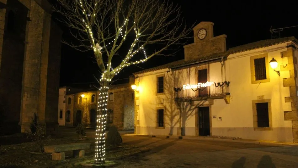 El Ayuntamiento, integrantes de la Asociación La Muralla y vecinos decoraban con luces la Plaza del pueblo